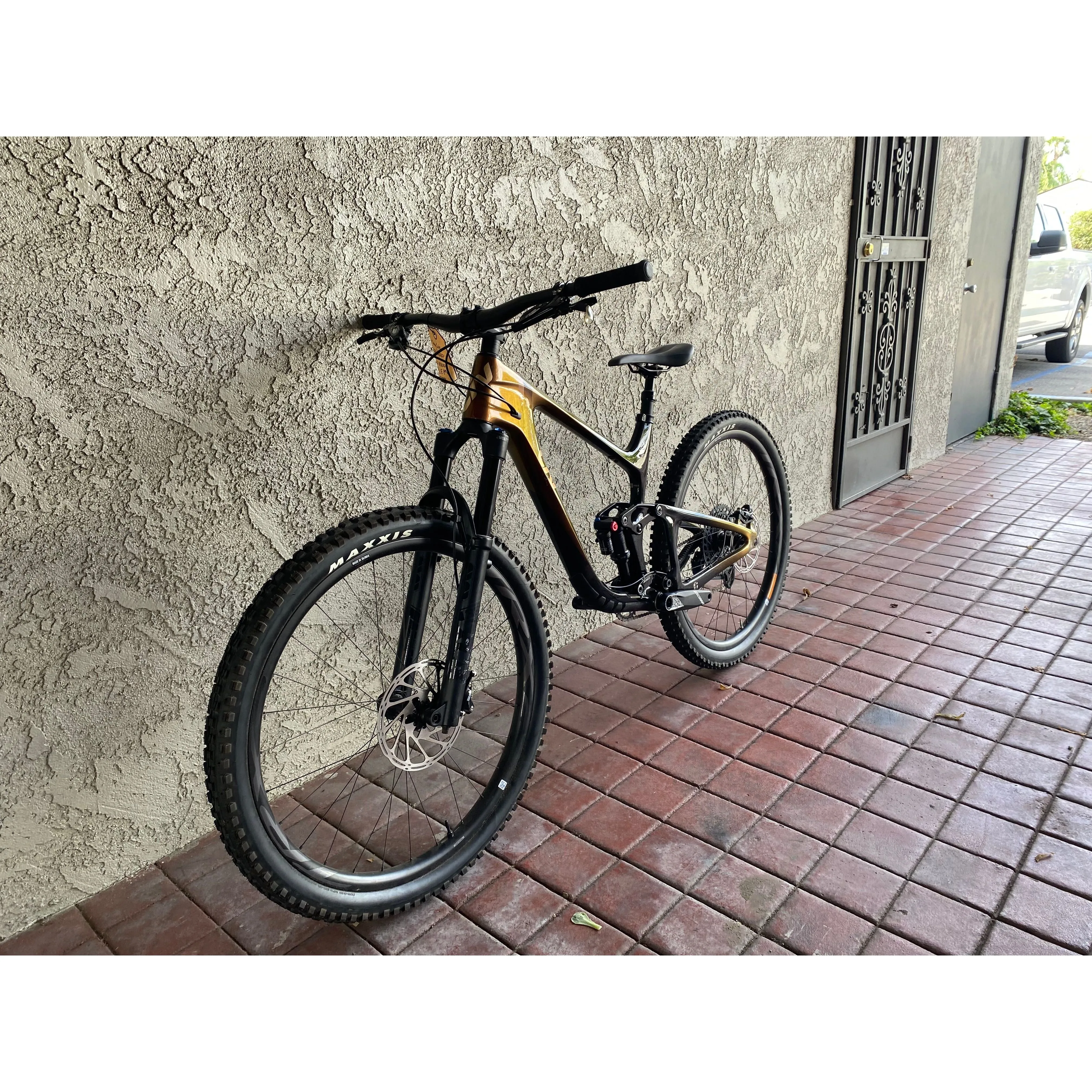 Liv Intrigue Adv Pro 1 29 BLEM